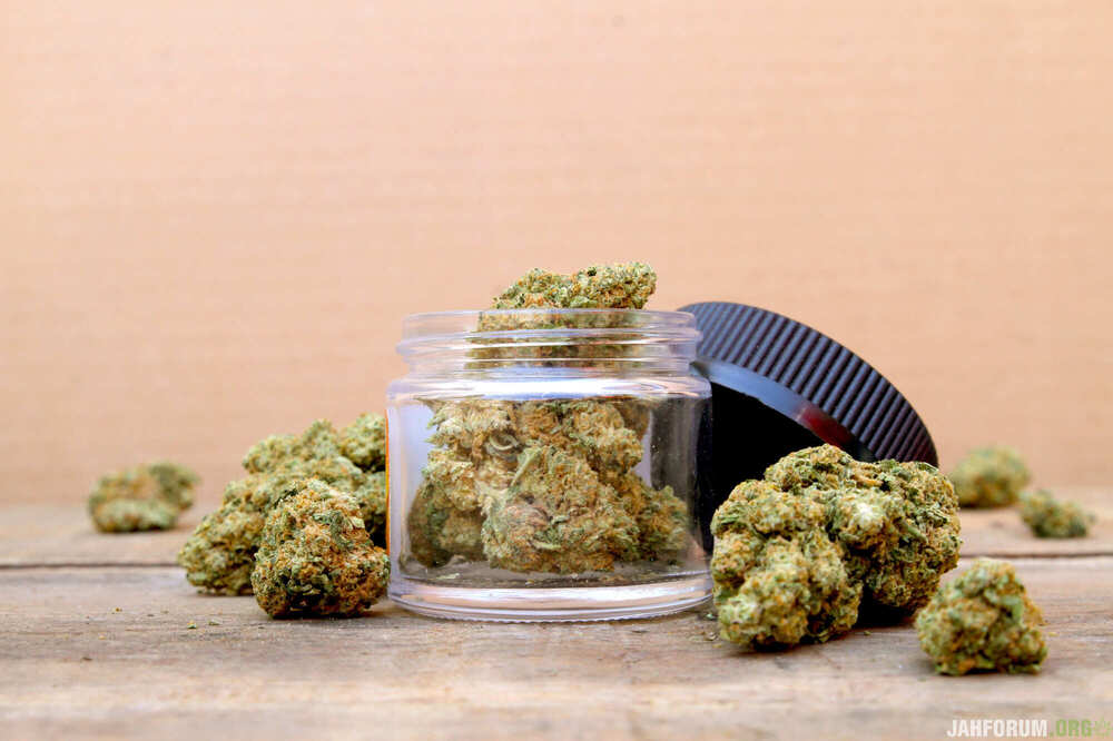 Marijuana-in-Open-Jar-Surround.thumb.jpg.00e89ea6861494a48124791d74057831.jpg